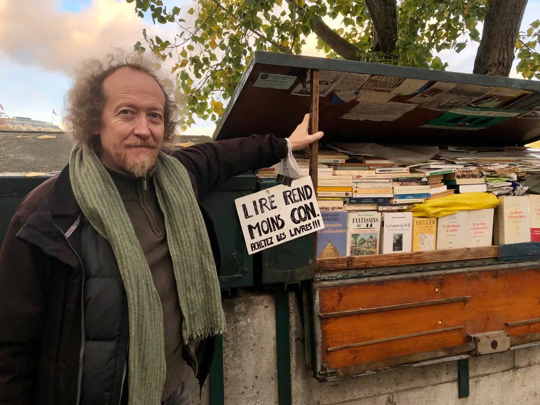Jérôme Callais, président de l'association culturelle des bouquinistes de Paris, devant sa boîte.